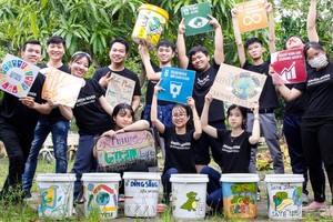 參與Green River計劃的阮黃山（左一）與其他志願者製造手繪垃圾桶。