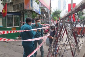 參加新冠肺炎疫情防控工作力量正在執行任務。