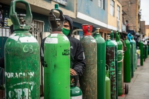氧氣瓶被搬到卡亞俄街道上等待充氣。（圖源：AFP）