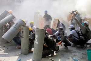 緬甸軍隊和警察對示威人群發射了實彈及橡皮子彈，已造成至少18人死亡、30人受傷。（圖源：Getty Images）