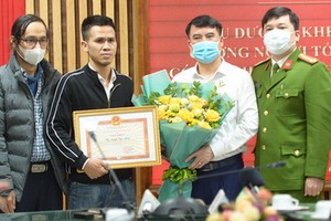 阮玉孟(左二)獲河內頒發獎狀。（圖源：明賢）