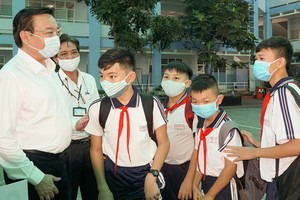 市教育與培訓廳長黎鴻山檢查學校的防疫工作。（圖源：黃雄）