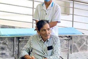 出院時的男演員商信。（圖源：翠薇）