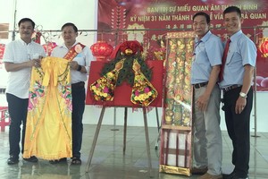 陳昶霖(左一)與阮清飛龍(左二)為慈善事業作貢獻。