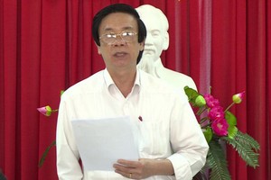 前江省選舉委員會主席阮文名在會議上發表指導意見。（圖源：英俊）