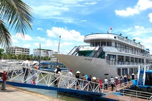 許多遊客在遊覽觀光下龍灣旅程中，喜歡選擇乘坐遊艇漫遊海灣過夜的旅遊服務項目。（圖源：光壽）
