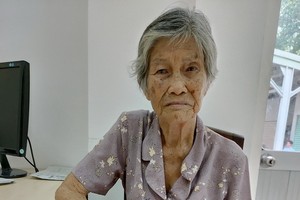 甯愛蓮向慈善組人員講訴自己的處境。