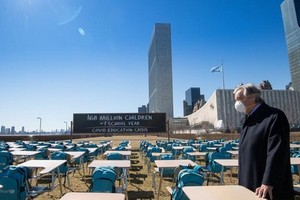 3月2日，聯合國秘書長古特雷斯在紐約聯合國總部出席“疫情中的教室”項目揭幕儀式，呼籲各國政府重視重新開放學校的必要性。（圖源：新華社）