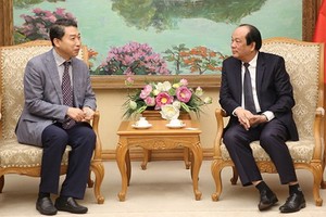 政府辦公廳主任梅進勇部長（右）接見越南守添Lotte Properties總經理李康雨。（圖源：VGP）