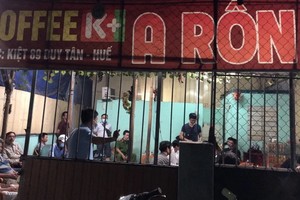 職能力量突擊檢查A Rôn咖啡館。（圖源：T.H）