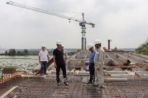 投資主對安和橋架建項目工程的施工進度進行實地檢查。（圖源：越通社）