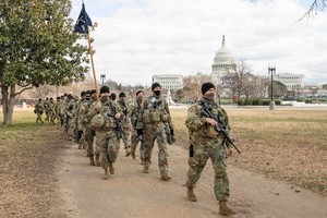 美國國民警衛軍持槍巡邏國會大廈。（圖源：互聯網）