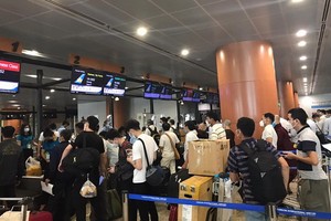 我國公民在緬甸仰光機場排隊等候辦理登機手續。（圖源：外交部）