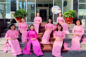 第六郡婦女響應越南長衫週活動。