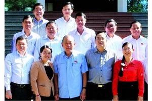 張和平副總理與隆安省選民接觸