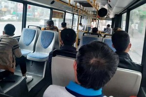 河內市從本月8日零時起，解除在公共客運車輛上落實社交距離限制。（圖源：越雄）