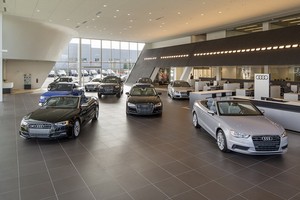 各汽車展示室日趨現代化以吸引客戶的關注。