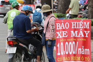 若司機違反酒駕規定，保險公司可拒絕對其賠償。圖中：市民購買車輛保險。
