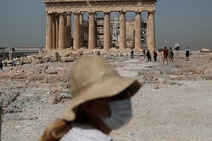 2020年5月18日，希臘雅典衛城重新向公眾開放，吸引遊客參觀。