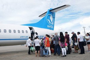 乘搭Vasco公司客機飛往崑崙島的遊客正在登機。（圖源：垂楊）