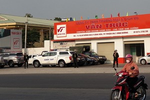 機動警察在“雲竹”加油站外圍守護。（圖源：伯山）