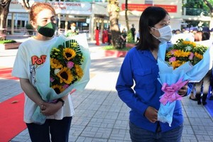 本市的兩位新入伍女兵。