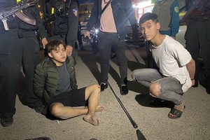 兩名青年攻擊911巡邏警力被當場制服。