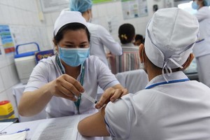 3月8日，市熱帶病醫院為該院的100名醫護人員接種新冠疫苗。（圖源：X.T）