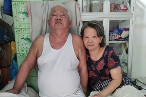 黃澤雄夫婦在小房子內。