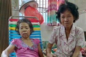 年紀大的姚金英每天照顧病倒的妹妹姚金蓮（左）。