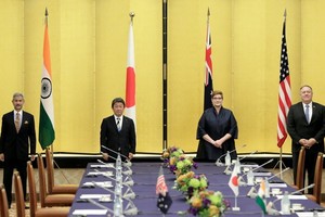 圖為2020年10月6日印度外長蘇傑生、日本外相茂木敏充、澳洲外長佩恩及美國時任國務卿蓬佩奧在東京舉行「四國同盟」部長級會議前合照。（圖源：路透社）
