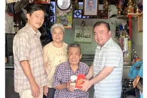 理事長羅志榮(右一)與常務副理事長羅彪漢(左一)、副理事長羅春香(左二)向93歲最高顧問羅耀庭祝壽。