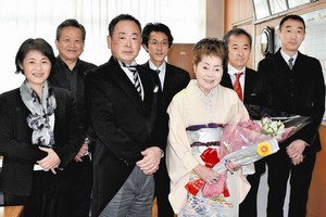 松浦基美子和子女、校長等人一起合影留念。（圖源：互聯網）