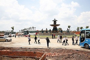 顧客參觀都市區規劃土地項目。