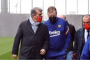 拉波爾塔（左）會見球員。（圖源：互聯網）