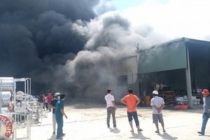 圖為平陽省土龍木市定和坊1月2日午時，天誠心公司倉庫發生了一場大火。（圖源：VOV）