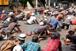 緬甸2月初以來已有2千多名抗議者被捕。（圖源：路透社）