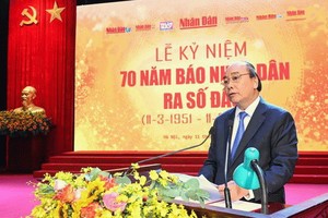 阮春福總理在紀念儀式上致詞。（圖源：人民報網）