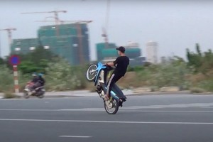 西貢河隧道上出現「飆車族」