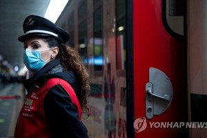 近日，意大利羅馬，為應對持續激增的新冠肺炎患者，意大利特別開通一輛鐵路醫療專列，用於在醫院人滿為患時轉運全國各地的新冠患者。（圖源：韓聯社）