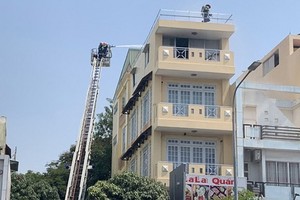 消防隊採用雲梯車進行滅火並營救被困人員。（圖源：PLO）