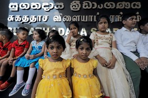 圖為斯里蘭卡，雙胞胎兒童同場參加活動。（圖源：互聯網）