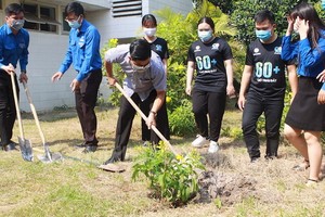 共青團員們響應2021年本市“地球1小時”行動，在守德少年村種植綠樹。（圖源：陳煌）