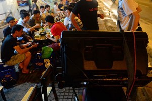 沿著范文同街的多家酒館常見提供大功率揚聲器讓客人唱卡拉OK。