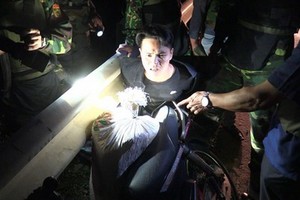 警方現場人贓並獲陳文盛及毒品物證。（圖源：警方提供）