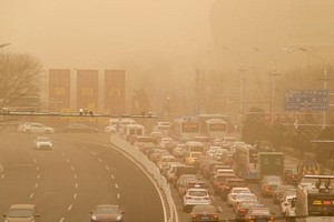 北京整個天空昏黃一片。（圖源：互聯網）
