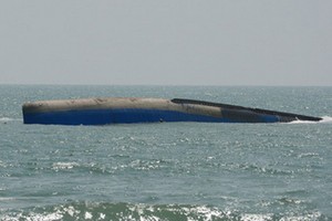 運載粉煤灰的貨船翻沉現場。（圖源：德仲）