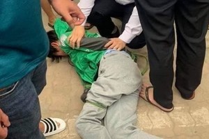 劫匪被當場制服。（圖源：黃俊）