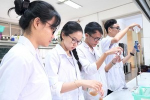 市醫藥大學的學生組成功進行“用嫩柚子製減肥消脂膠囊丸研究”項目。