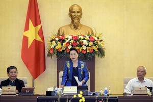 國會主席阮氏金銀（中）主持會議。（圖源：鄭勇）